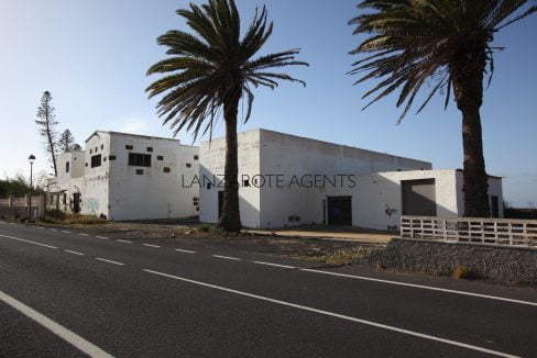 Investment Opportunity in Tinajo: 2 Houses, Agricultural and Industrial Buildings and 237.000m2 of Agricultural Land Perfect for Winery Business