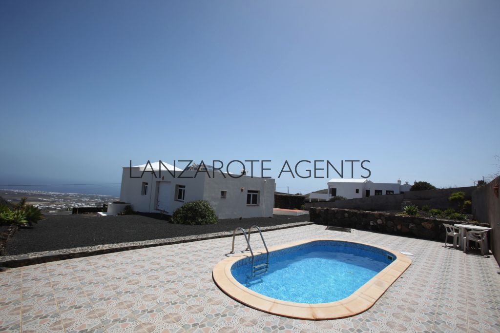 GREAT OPPORTUNITY TO BUY A FANTASTIC DETACHED PROPERTY WITH A BIG PLOT OF LAND FOR SALE IN LANZAROTE AND FANTASTIC  SEA VIEWS!!