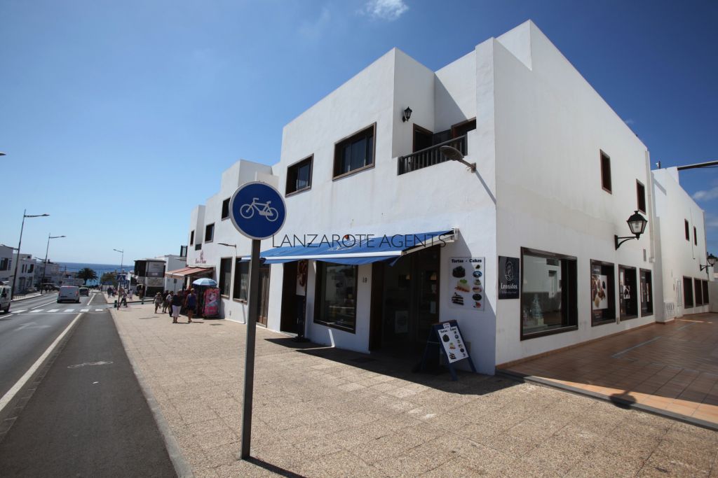 Unique Opportunity to Buy a Commercial Leasehold for a stablished franchised business in Playa Blanca