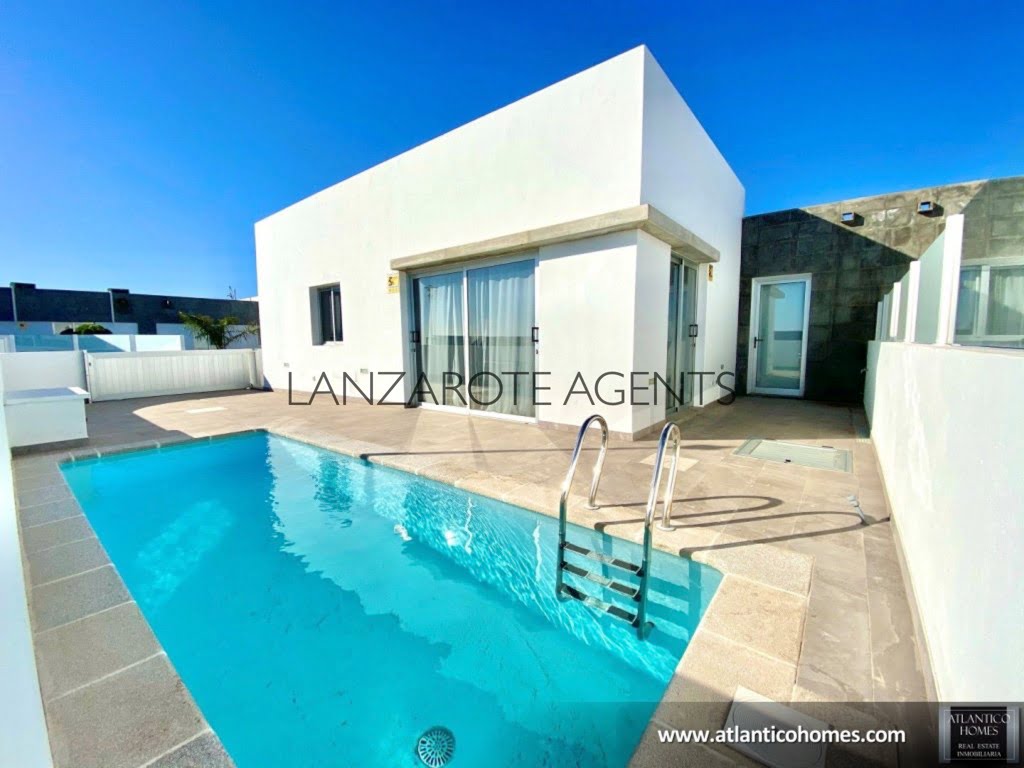 Fabulous Semi Detached Modern 3 Bedroom Villa in Playa Blanca with Private Pool