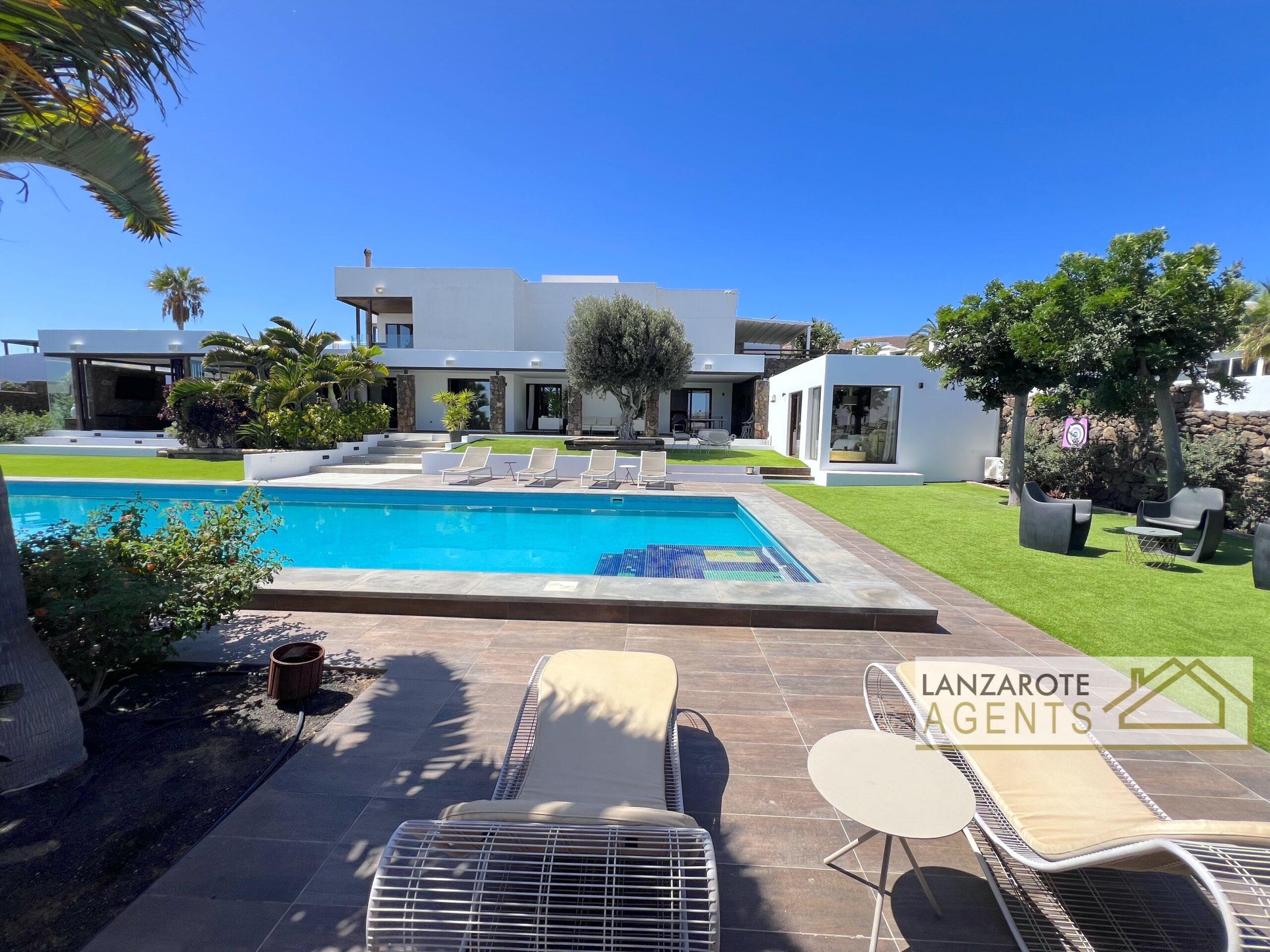 Stunning 8 Bedroom Luxury Villa with Superb Views of the Sea and the Femes Mountains in Playa Blanca