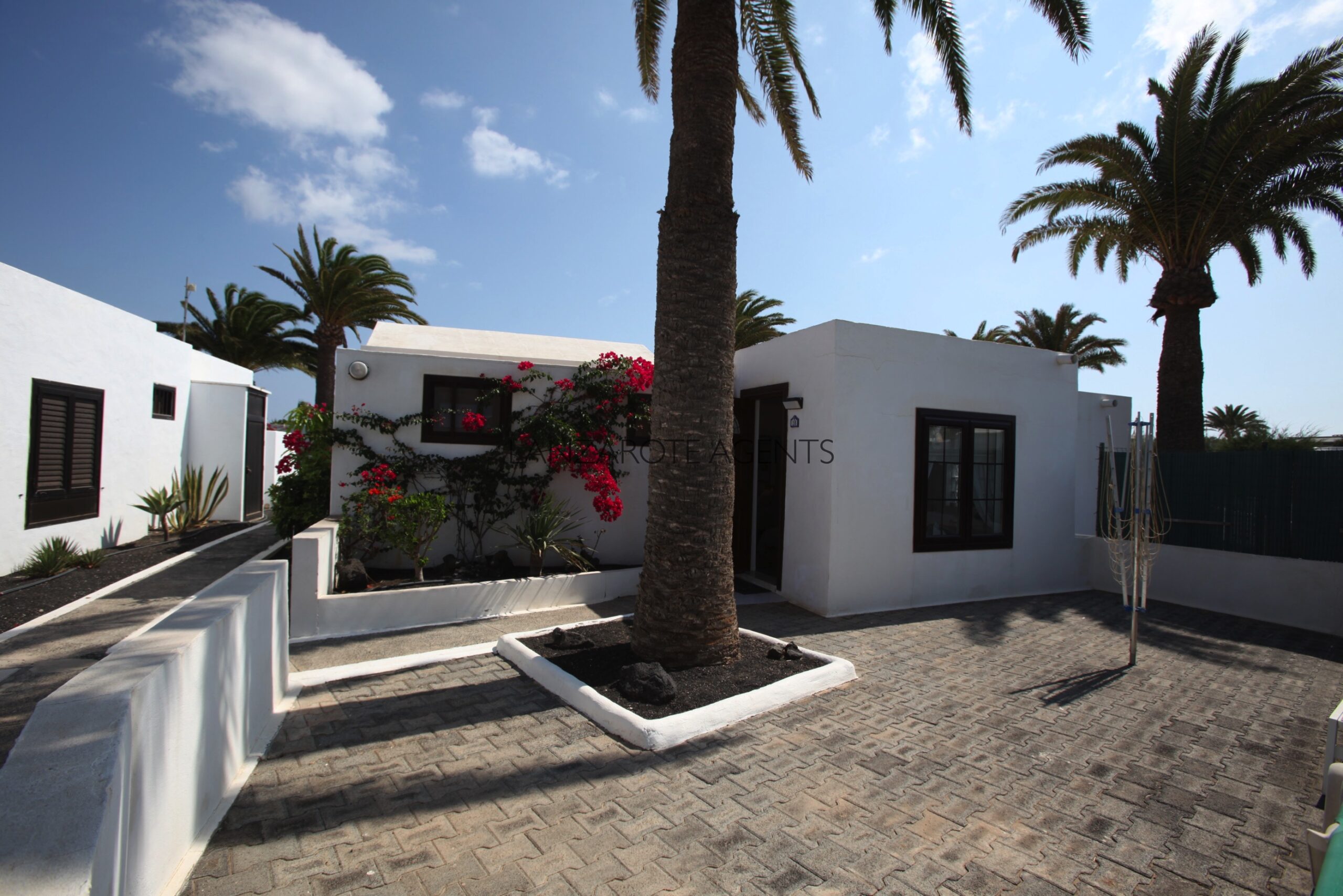 REDUCE PRICE ! Fabulous Semidetached 3 Bedroom Bungalow in the Heart of Playa Blanca in Complex With Communal Pool and at 2 min Walk To the Sea Promenade and all Conveniences