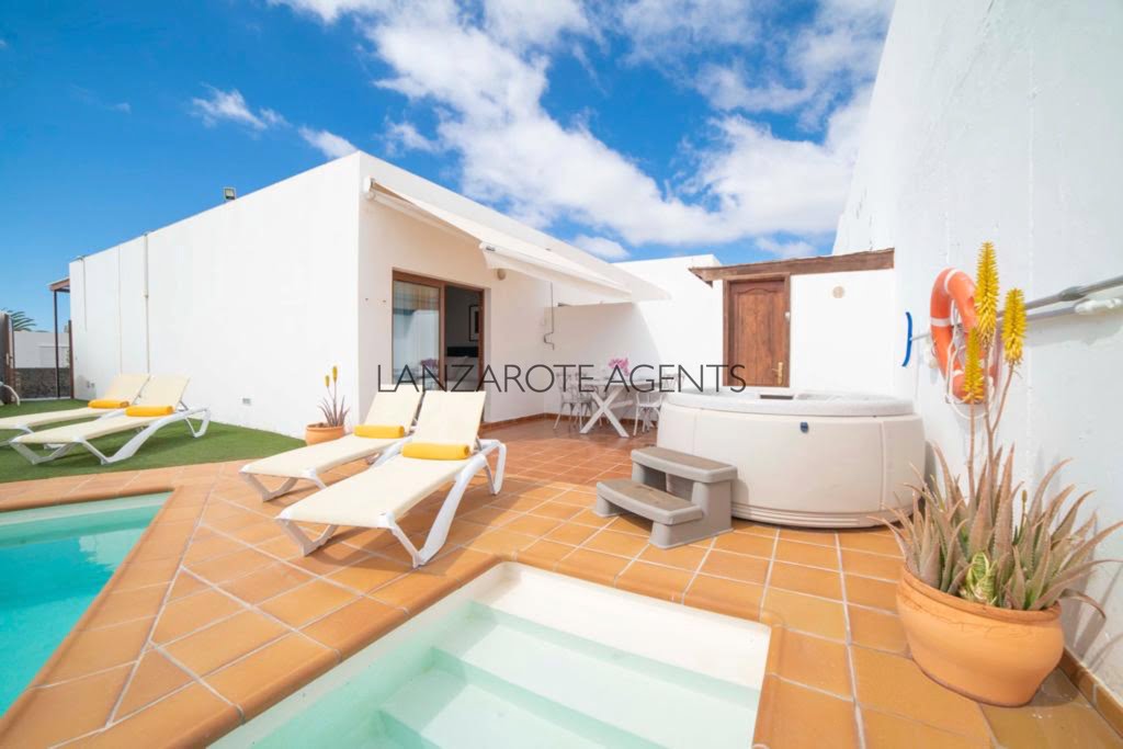One Bedroom Bungalow with Private Pool and Hot Tub, a Little Gem in Playa Blanca