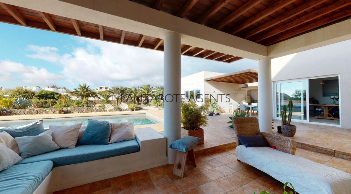 Beautiful-5-bedroom-5-bathroom-villa-with-extensive-outside-space-with-pool-and-tennis-court-in-Costa-Teguise-01142022_071431