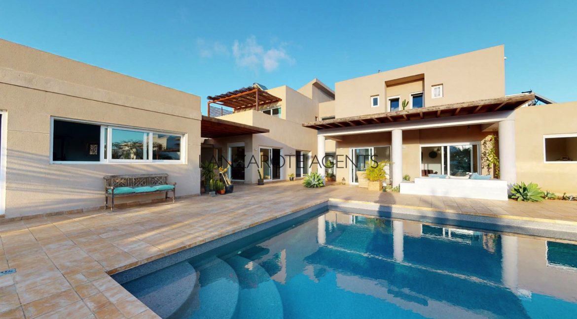 Beautiful-5-bedroom-5-bathroom-villa-with-extensive-outside-space-with-pool-and-tennis-court-in-Costa-Teguise-01142022_071816