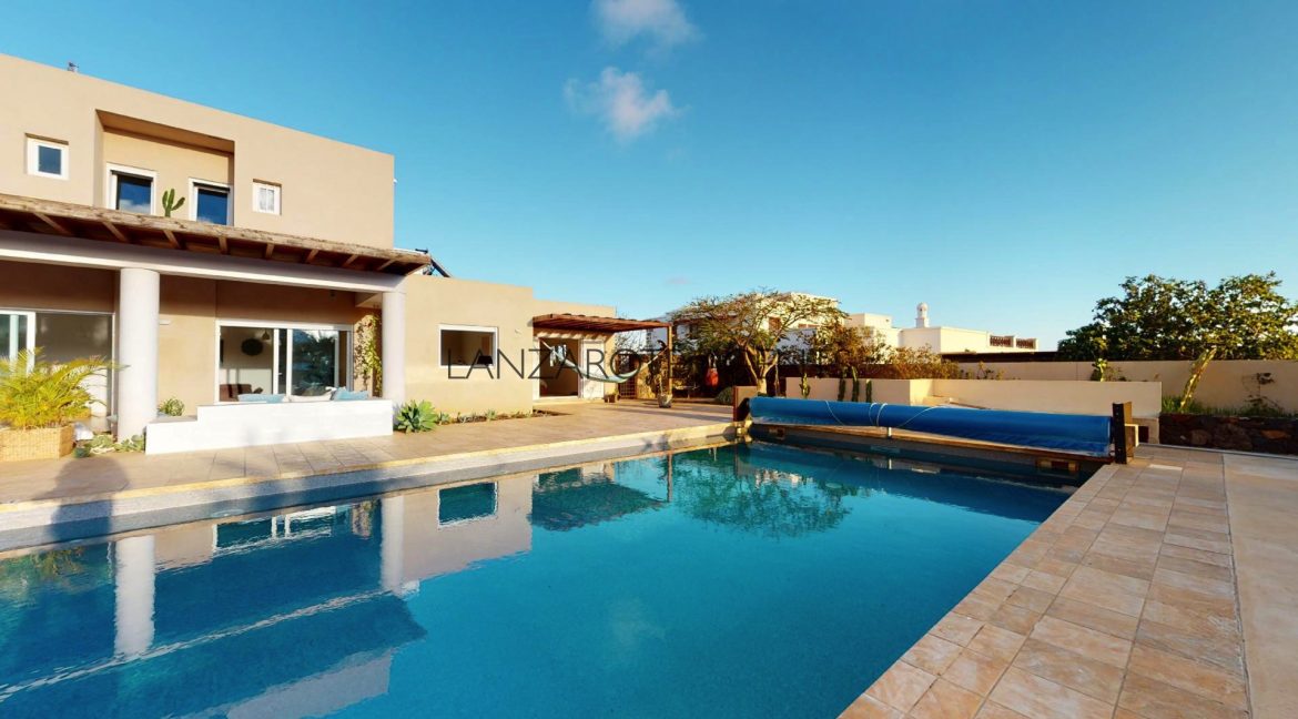 Beautiful-5-bedroom-5-bathroom-villa-with-extensive-outside-space-with-pool-and-tennis-court-in-Costa-Teguise-01142022_071824