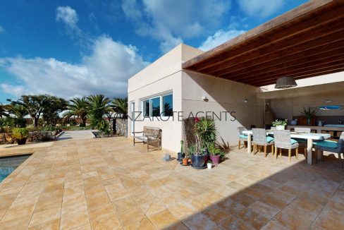 Beautiful-5-bedroom-5-bathroom-villa-with-extensive-outside-space-with-pool-and-tennis-court-in-Costa-Teguise-01142022_071909