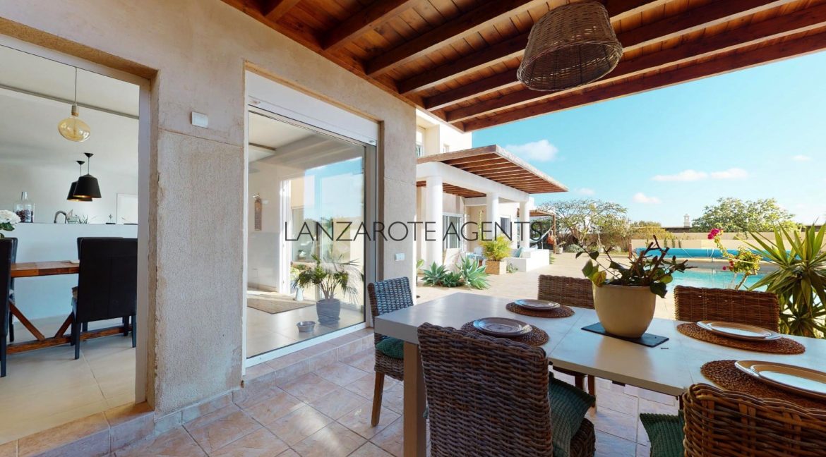 Beautiful-5-bedroom-5-bathroom-villa-with-extensive-outside-space-with-pool-and-tennis-court-in-Costa-Teguise-01142022_072100