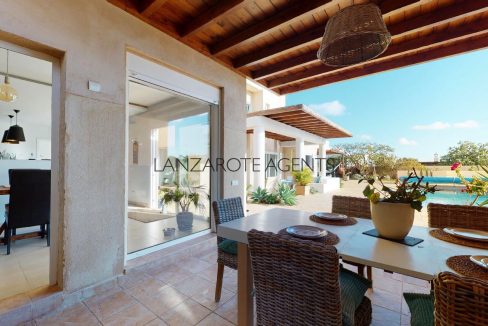 Beautiful-5-bedroom-5-bathroom-villa-with-extensive-outside-space-with-pool-and-tennis-court-in-Costa-Teguise-01142022_072100