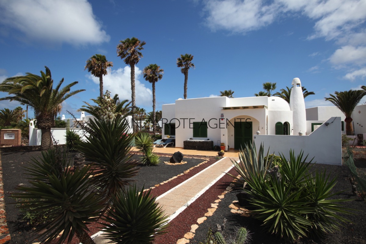 Detached 2 Bedroom and 2 Bathroom Bungalow with Garden and Sea View Terrace in Complex with Communal Pool in Playa Blanca