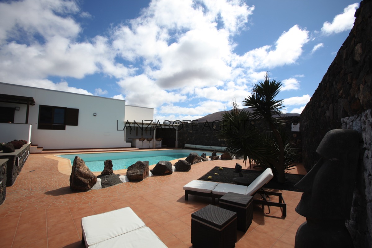 Detached Villa for sale in Lanzarote in Las Breñas with Huge Private Pool, Mature Garden, Massive garage and Great Potential