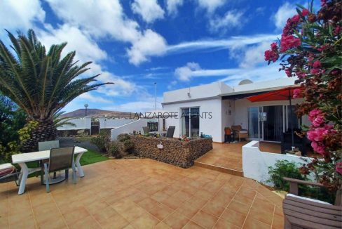 Bella villa con 2 camere da letto in vendita a Lanzarote vicino al centro di Playa Blanca, seduta su un grande appezzamento, vista spettacolare sulle montagne e grande potenziale