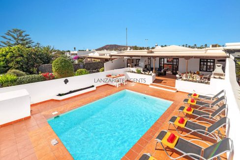 Villa parfaitement située à vendre à Playa Blanca avec piscine privée chauffée, climatisation, licence Vv avec revenu garanti et toutes les commodités à proximité