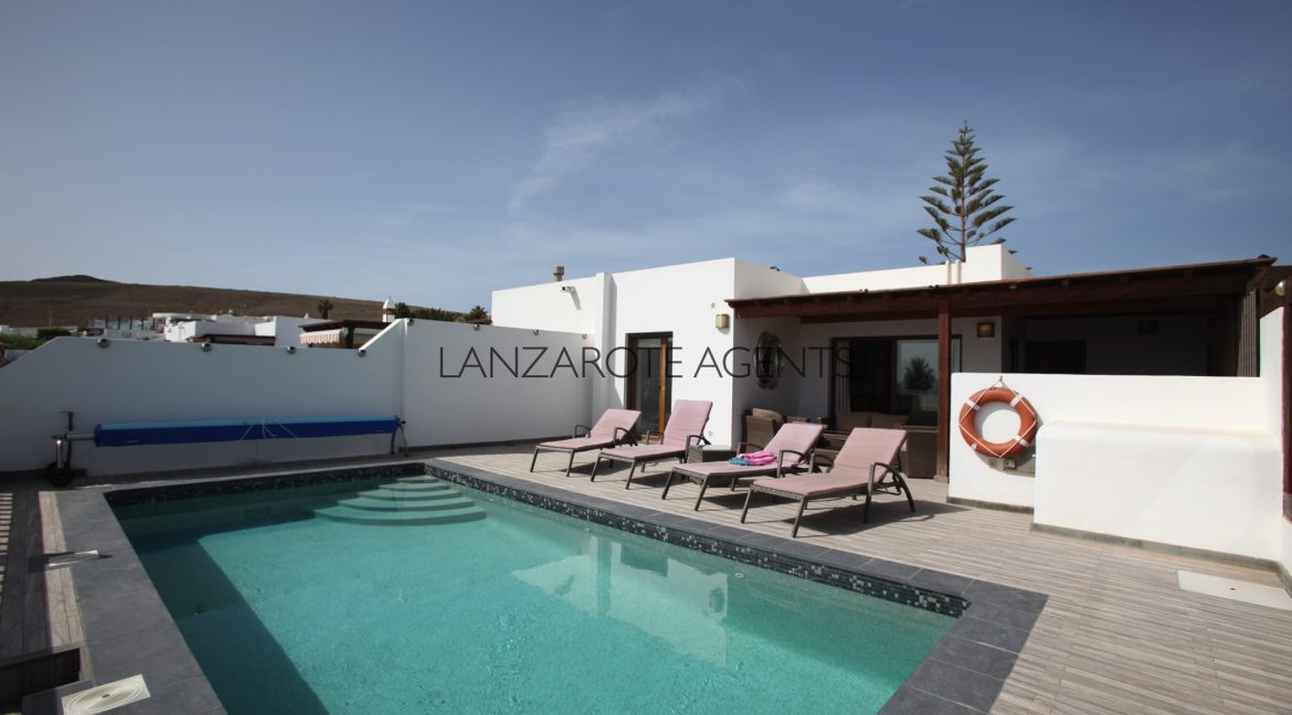 Spacious 4 Bedroom Villa With Private Pool and Panoramic Views of The Sea and Playa Blanca