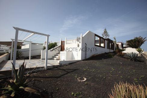 Spacious 4 Bedroom Villa With Private Pool and Panoramic Views of The Sea and Playa Blanca