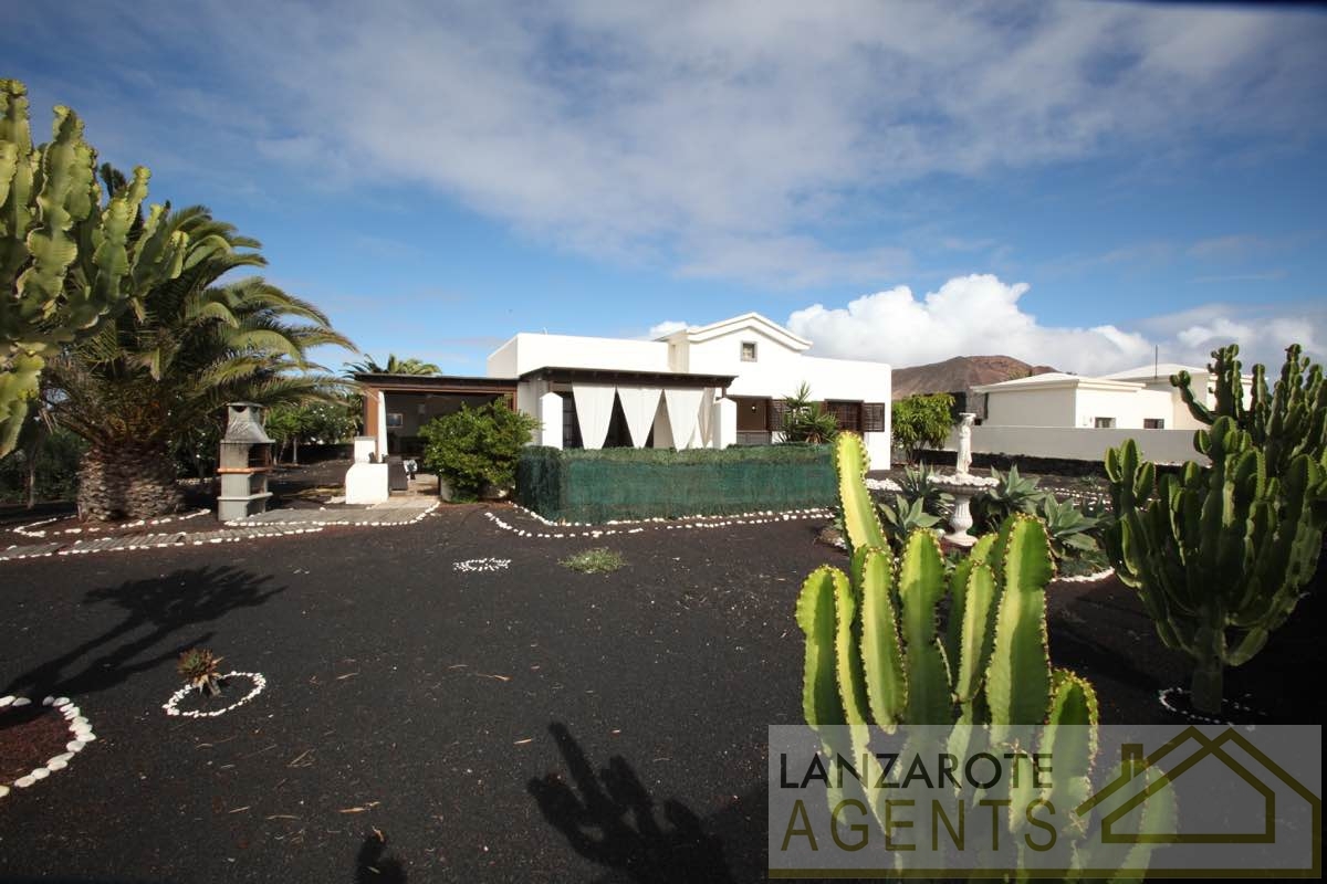 Detached 2 Bedroom Villa in The Light House Area in Playa Blanca with a large Plot of Land and Great Potential