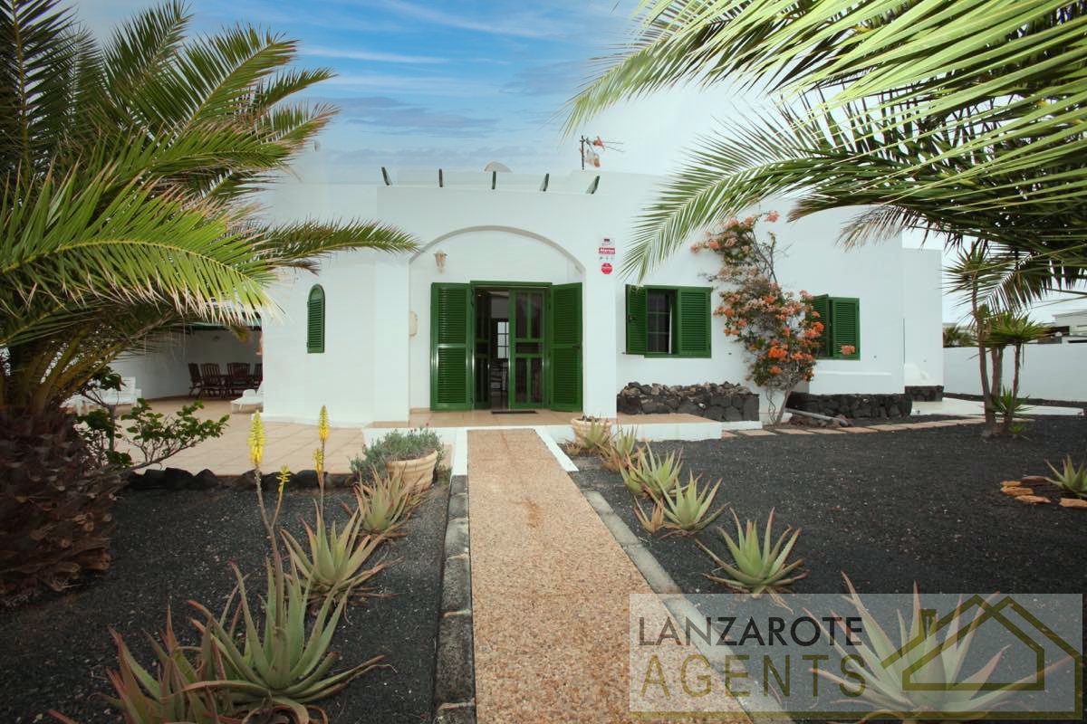 Perfectly Presented Detached 3 Bedroom Bungalow in Complex With Communal Pool in Playa Blanca