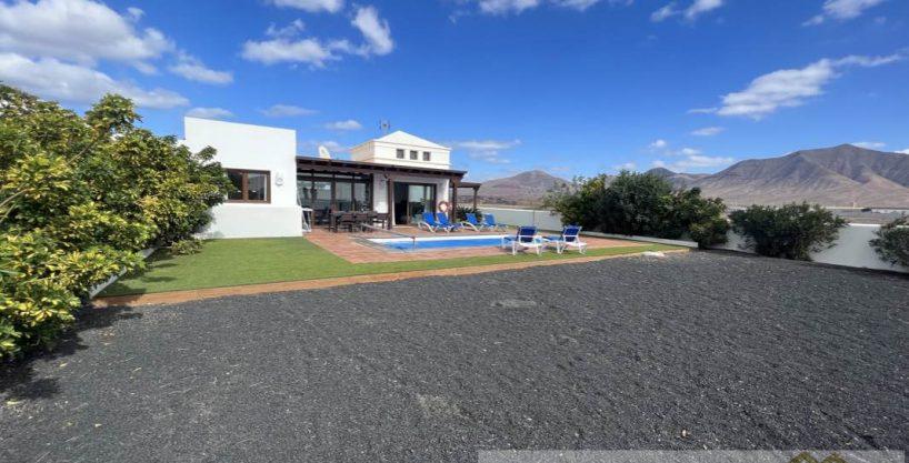 Fabulous 4 Bedroom Villa in Lanzarote near Town Centre With Private Heated Pool and Vv License in Playa Blanca