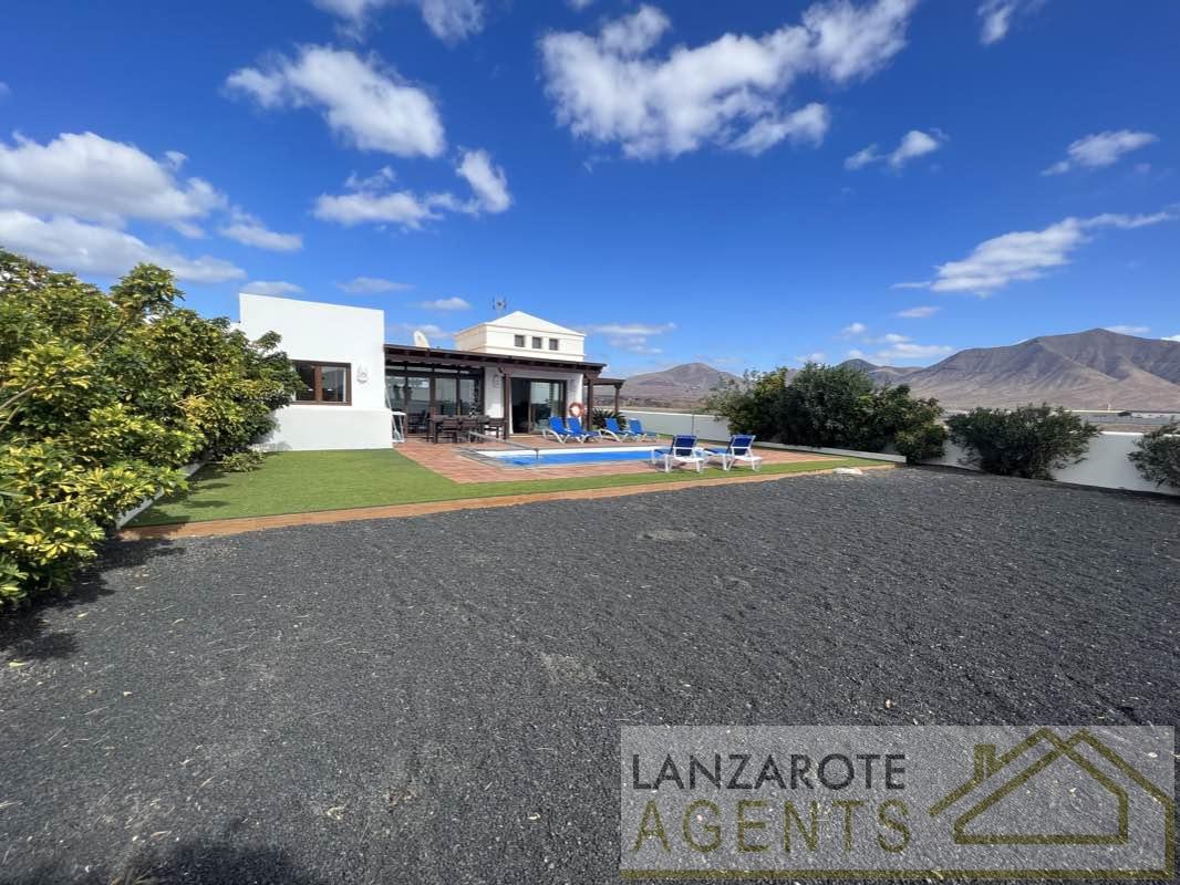 Fabulous 4 Bedroom Villa in Lanzarote near Town Centre With Private Heated Pool and Vv License in Playa Blanca