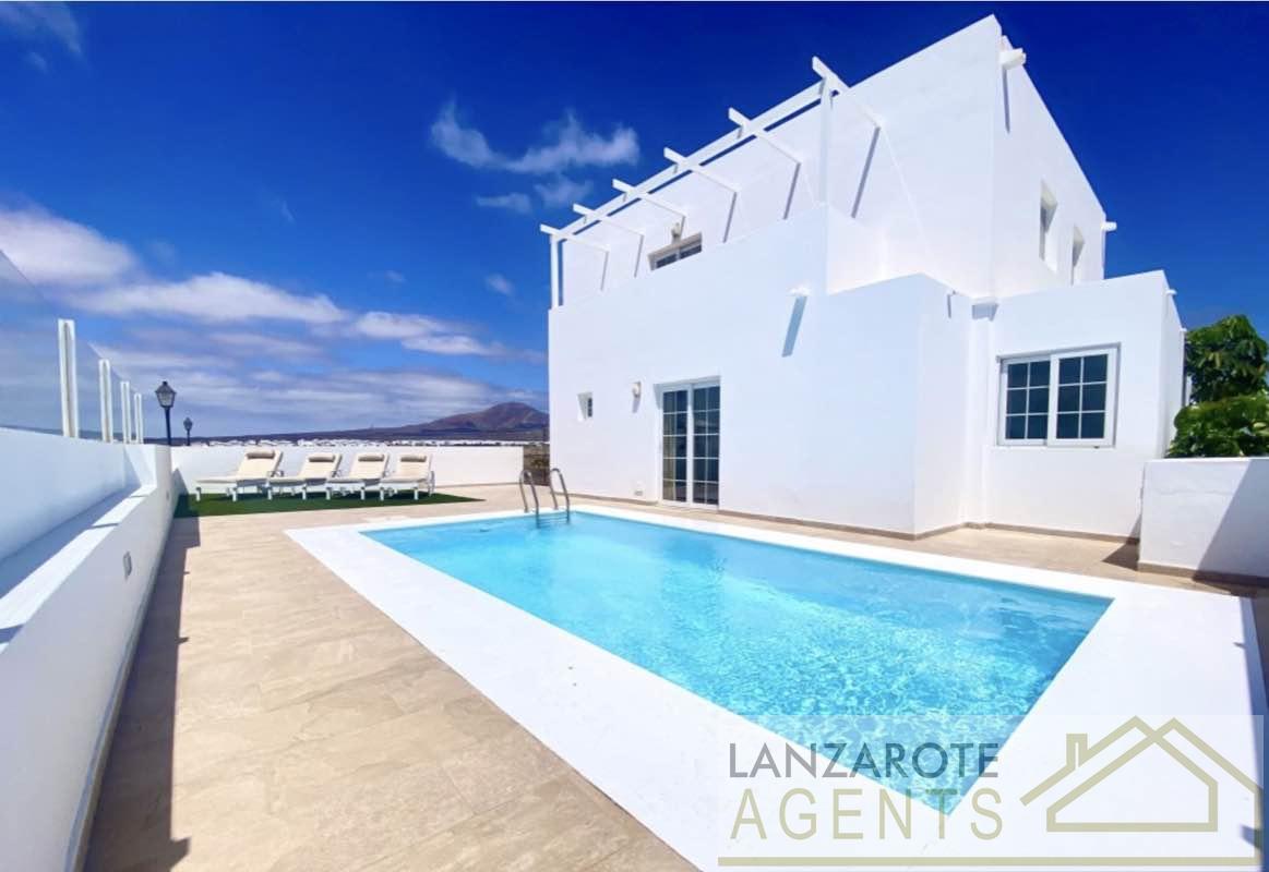 Fabulous Modern 2 Bedroom Villas in Lanzarote Near Marina Rubicon in Playa Blanca