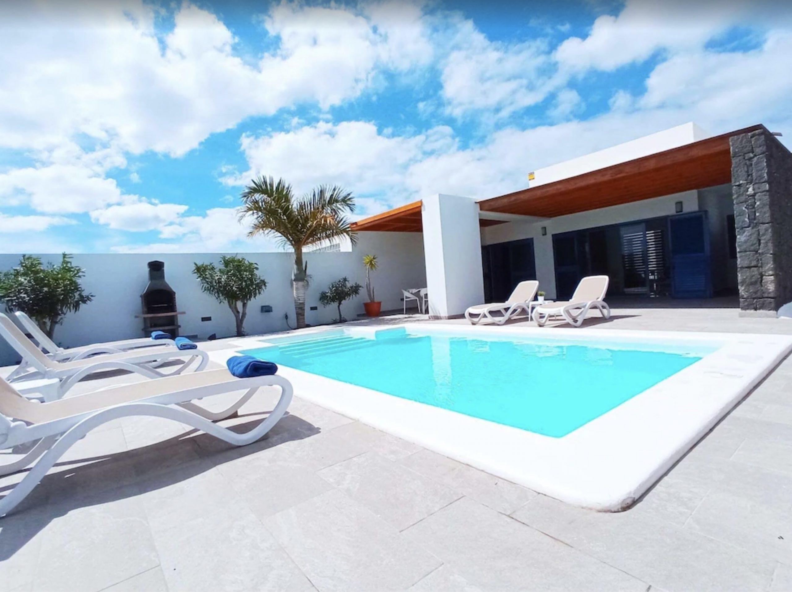 Fabulous 3 Bedroom Spacious Villa in Lanzarote with Mountain Views and Heated Private Pool and A/C in Playa Blanca