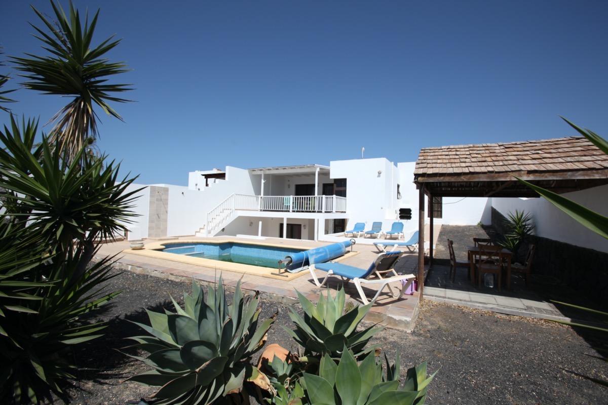 Spacious Villa with 3 Bedroom And 4 Bathrooms Near Playa Blanca Town Centre With Massive Potential