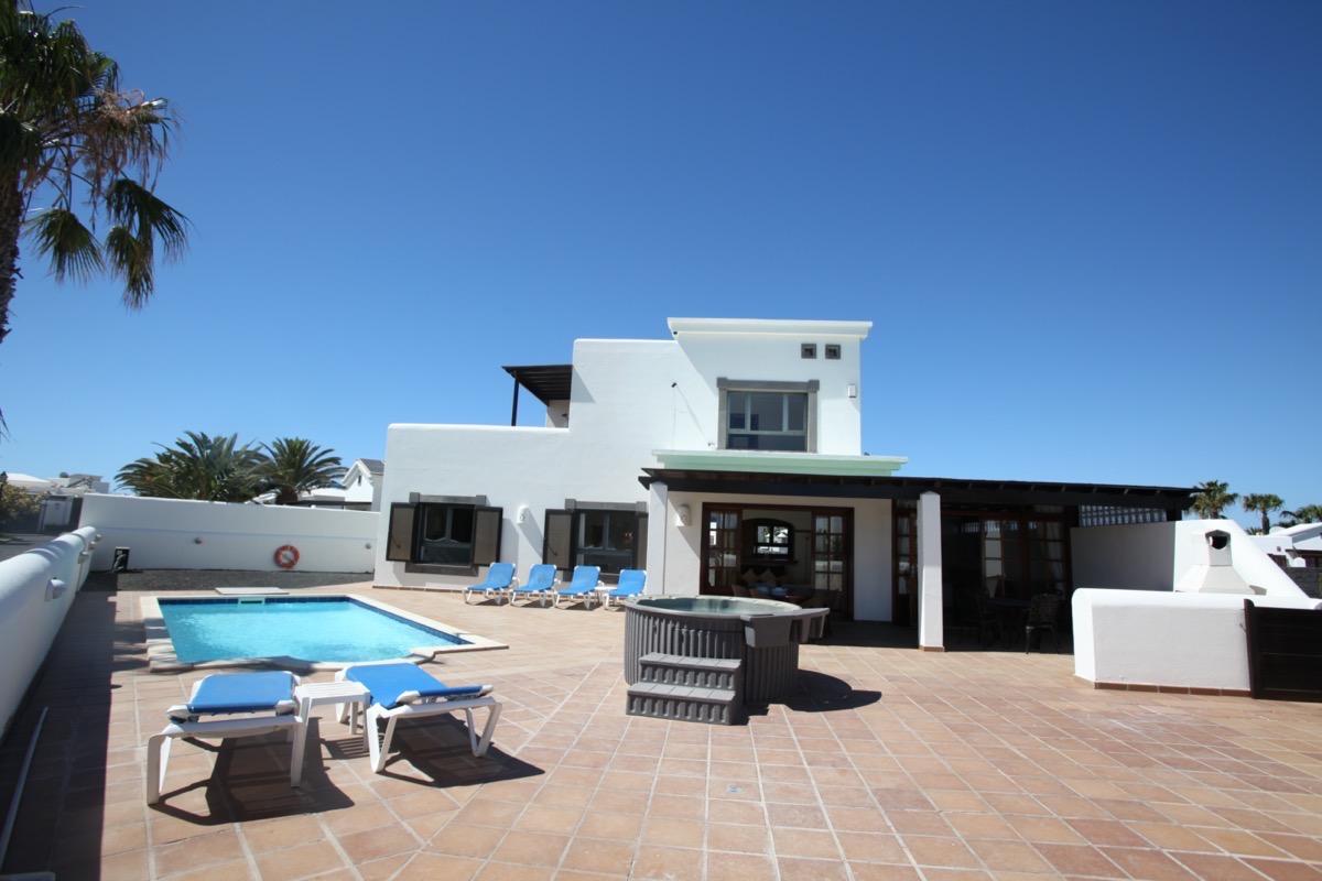 Stunning Spacious Detached Big Corner Plot Villa in Faro Park with Private Pool and Hot-Tub