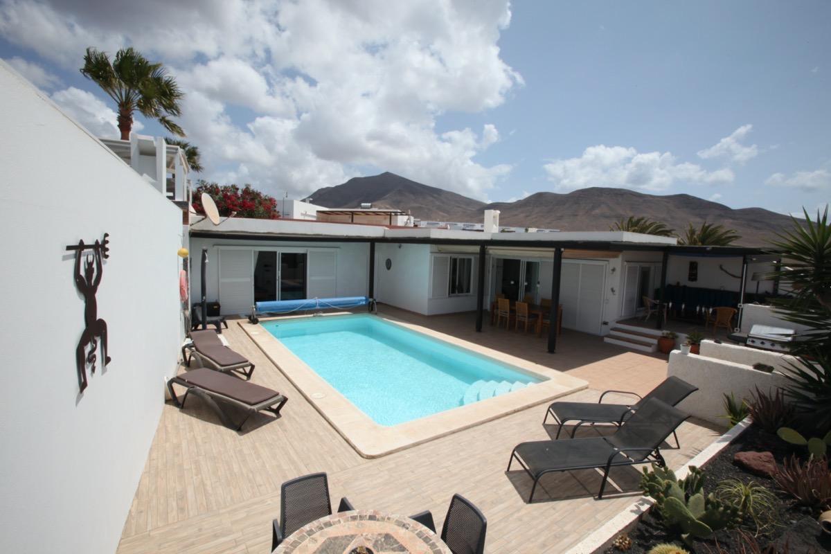 Lovely 2 Bedroom Detached Villa in Playa Blanca With Private Pool and Sea Views
