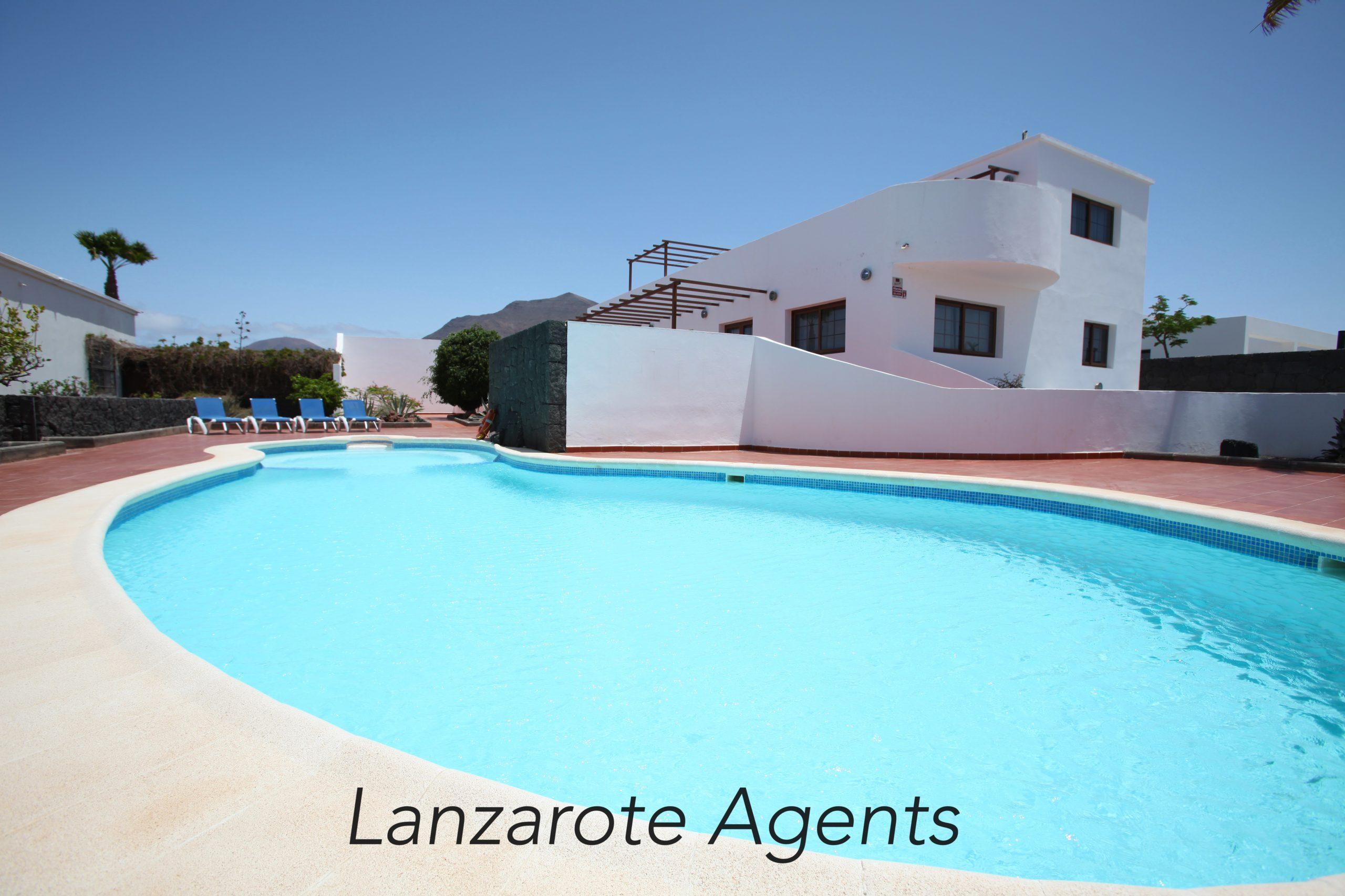 Perfectly Priced !! Detached Villa in Playa Blanca with Big Private Pool, Great Sea and Mountain  Views and Potential