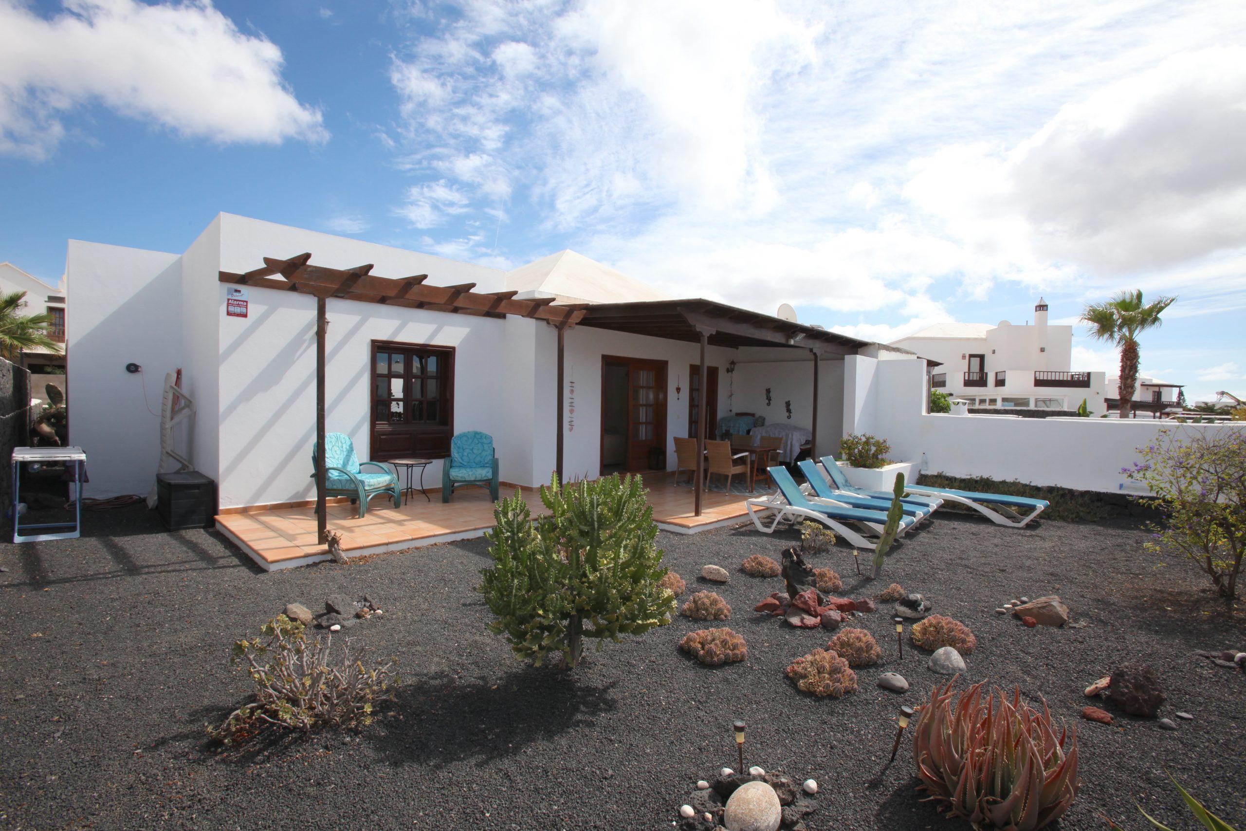 Charming 2 Bedroom Bungalow in Quiet Complex with Good Plot by Communal Pool in Playa Blanca