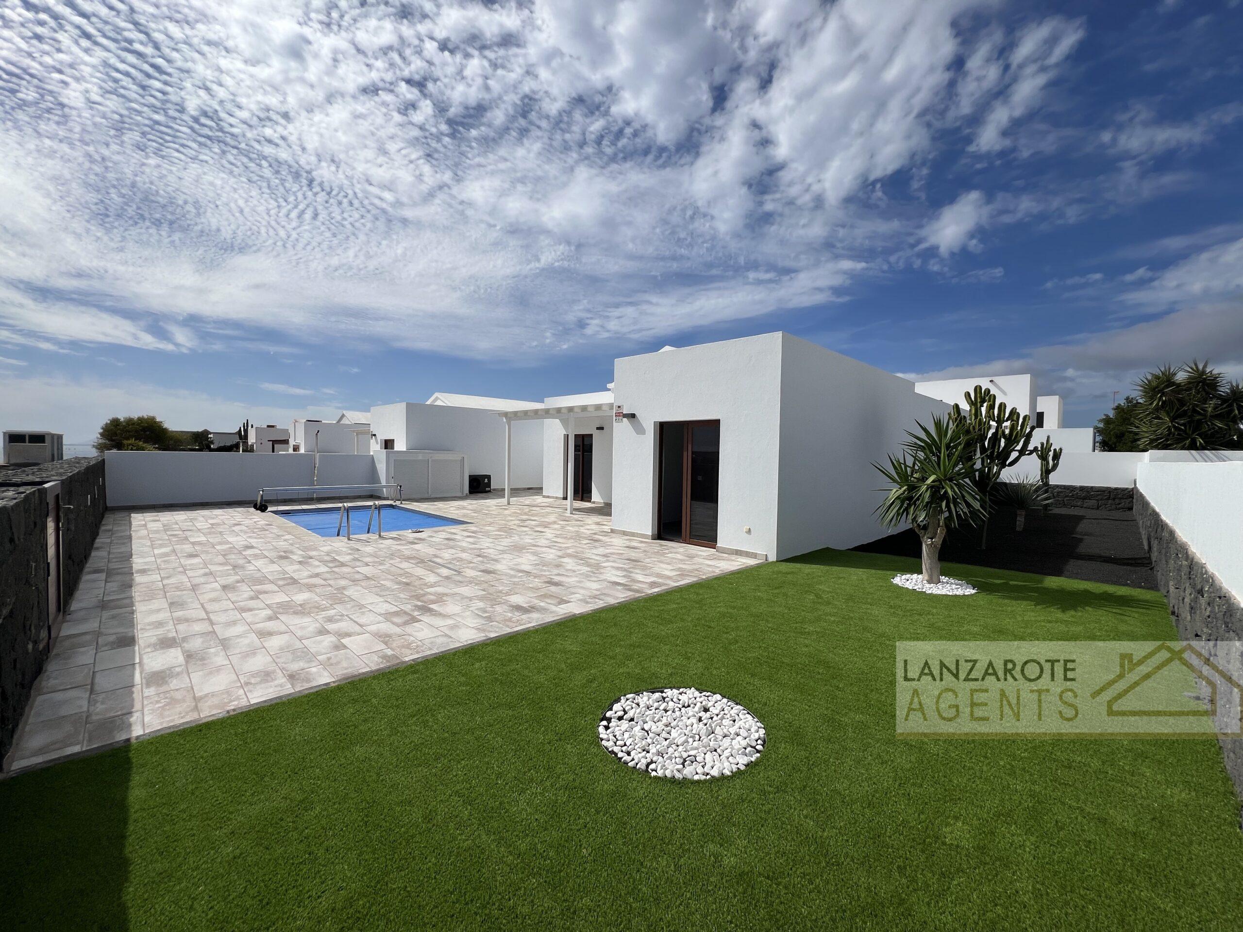 Modern Detached 3 Bedroom Villa with Great Sea and Mountain Views, Heated Pool and AC