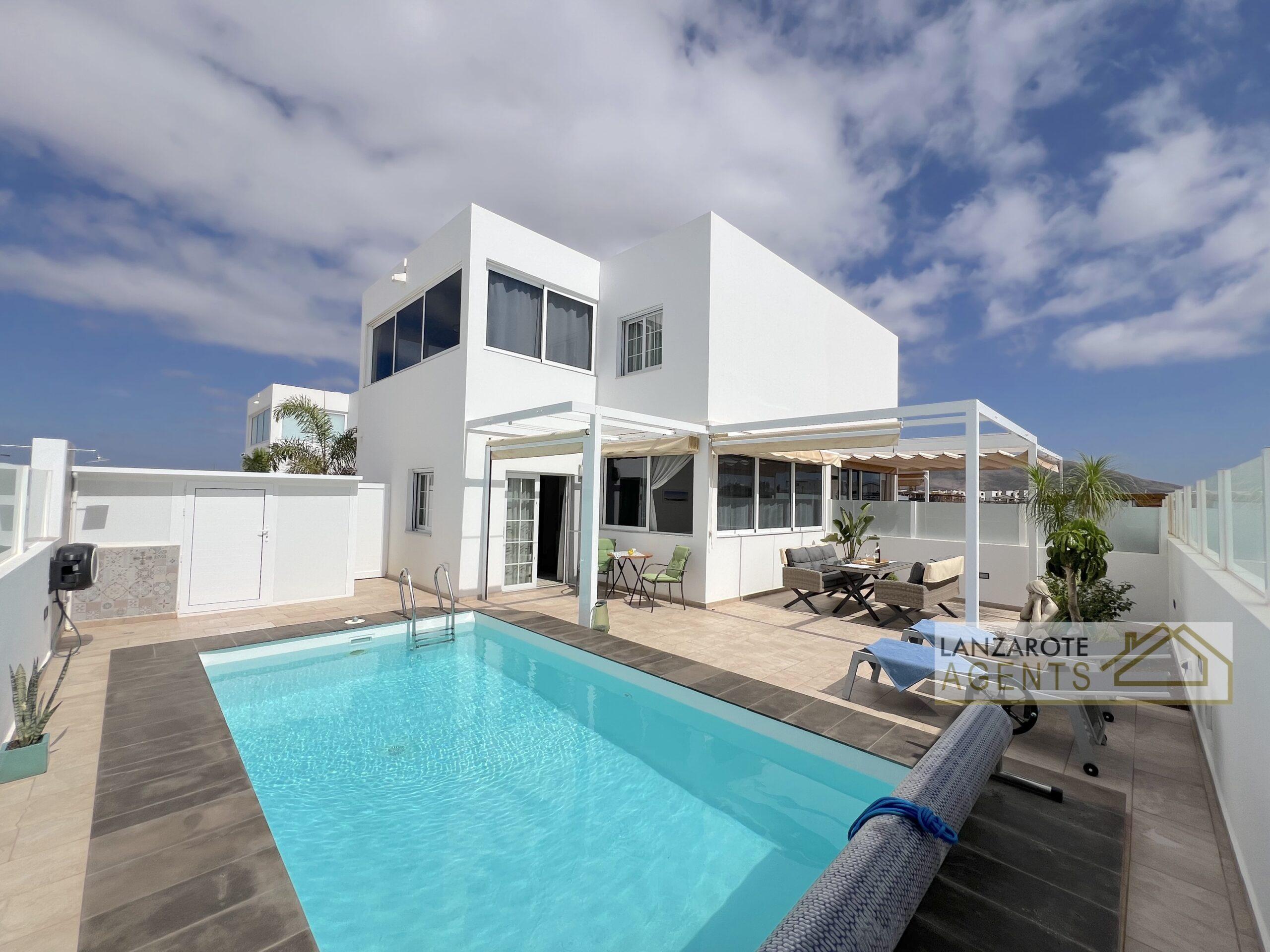 Immaculate 2 Bedroom Villa with Private Heated Pool 10 min Walking distance to Marina Rubicon
