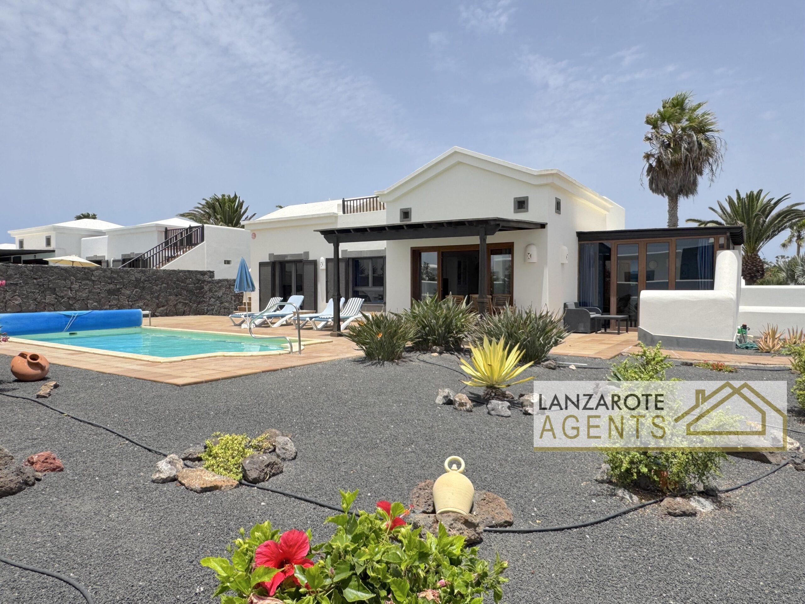 Spotless Detached 2 Bedroom Villa With Roof Terrace And Sea Views in Playa Blanca