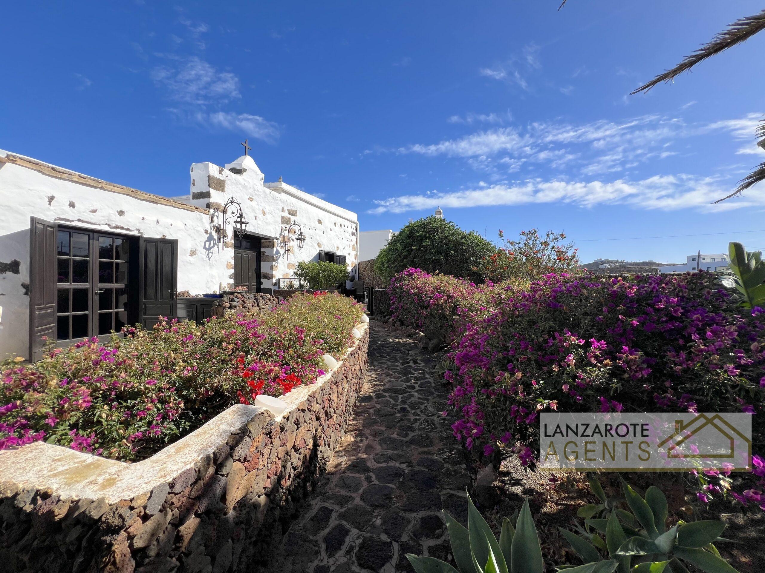 Charming Country Apartment in Central Lanzarote with Pool Access for Seasonal Rental